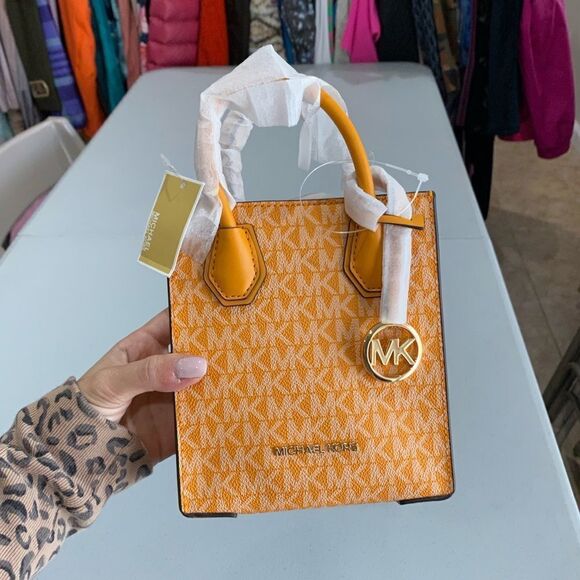 Michael Kors Mercer Honeycomb Gold Signature PVC  Crossbody bag - Picture 4 of 10